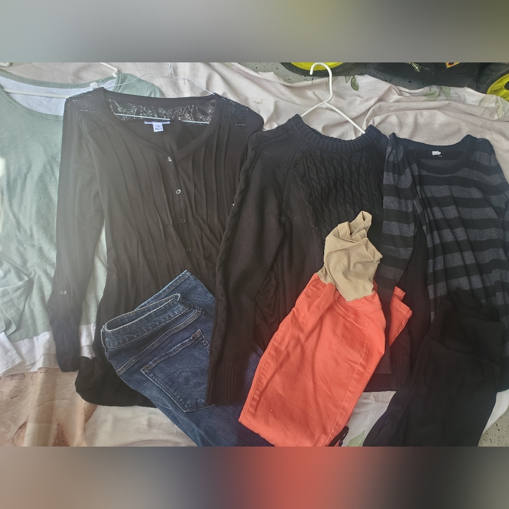 Maternity Bundle Size Small 2 Jeans 2 Tops And 2 Sweater Motherhood Ol…